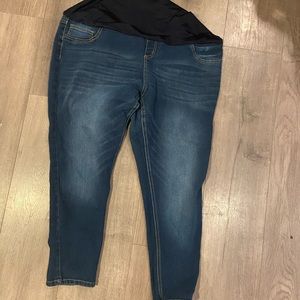 5 pairs of maternity jeans as a lot.